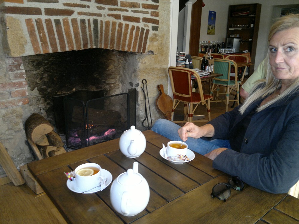 Souvigny Tee am Kamin